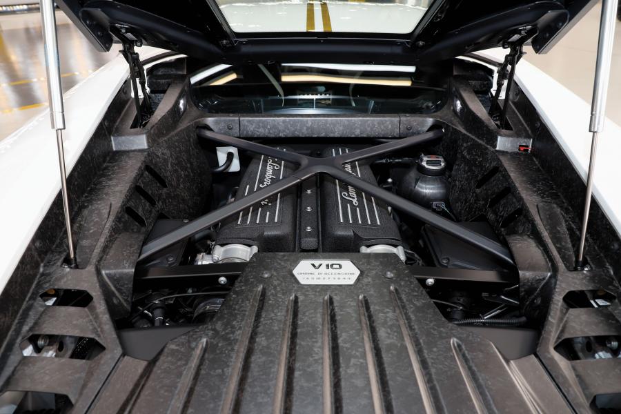 Моторный отсек Lamborghini Huracan RWD Ad Personam (06894) 2017 года  (фото 4 из 13)